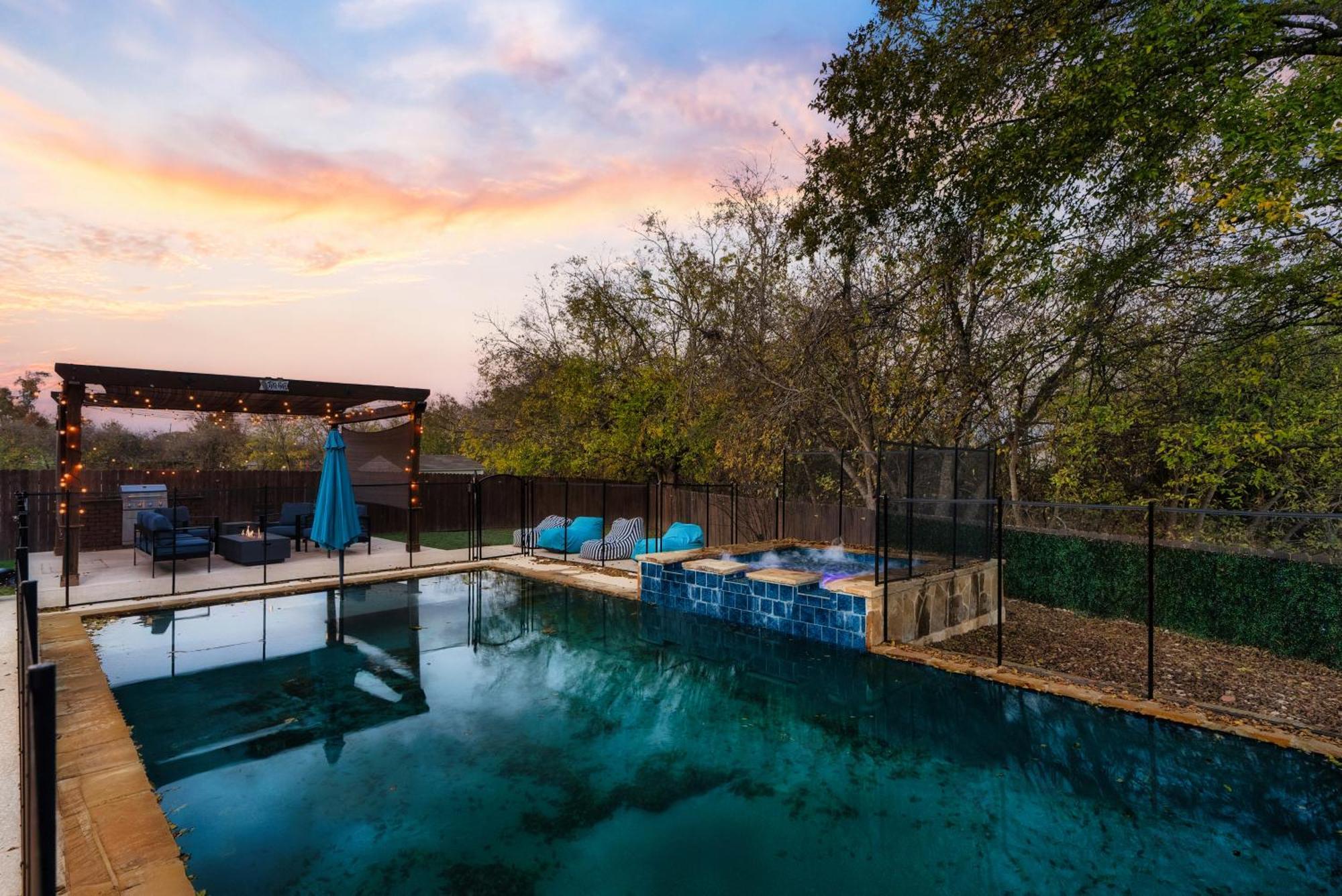 Stunning Family Home With Pool & Hot Tub - Sleeps 17 Pflugerville Exterior photo